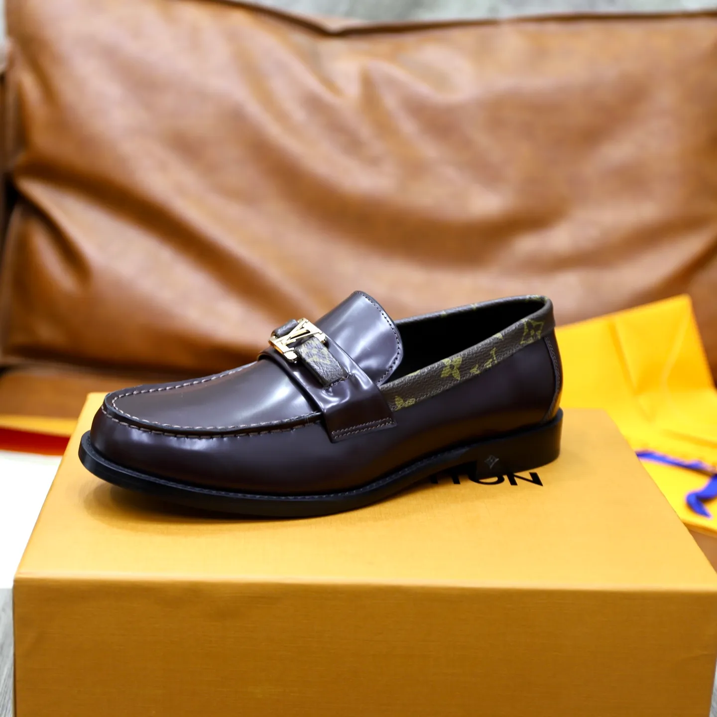 Men's Men's Shoes💰💰920LV Louis Vuitton Slip-on Loafers, top quality products from Guangzhou, ready for sale! This LV Glove loafer is made of selected soft cowhide, with a slightly wrinkled leather surface and a very high-end texture. Each pair is unique. The leather surface is light and soft, with a fine texture and good luster. It is a classic loafer style, with exquisite handmade mark stitching on the toe, and a square toe configuration to highlight the classic style. The horizontal band has hot-printed LV three-dimensional letters, semi-solid handcrafts and a genuine leather outsole, and a rubber patch on the heel to create wear-resistant performance and comfort. One of the must-have loafers for men! Comes with full original packaging! Code number: 38-39-40-41-42-43-44 (38, 45, 46 customized) standard leather shoe code